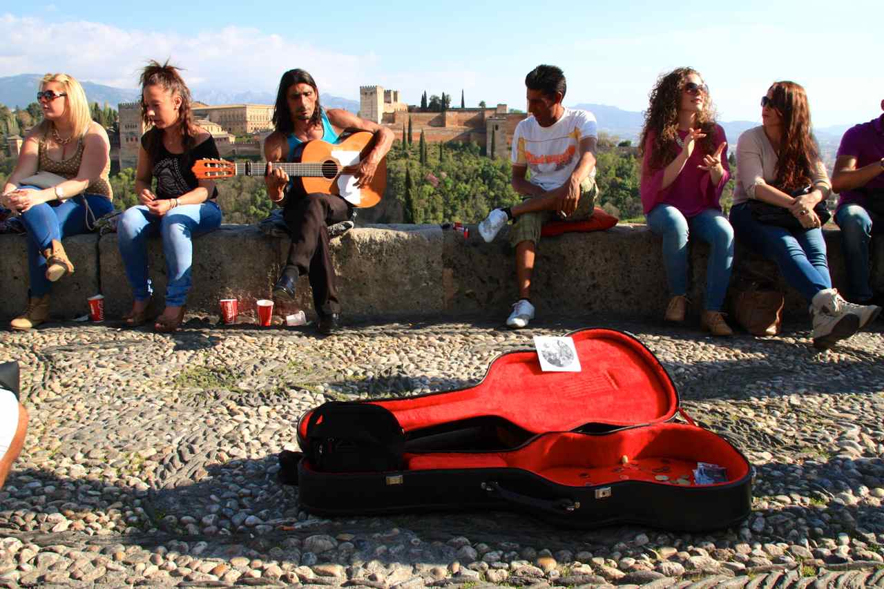 Cantaor flamenco y turistas en el Mirador de San Nicolás, Albaicín, Granada.