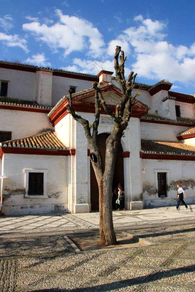 Iglesia de San Nicolás en la Plaza de San Nicolás en el Albaicín, Granada.