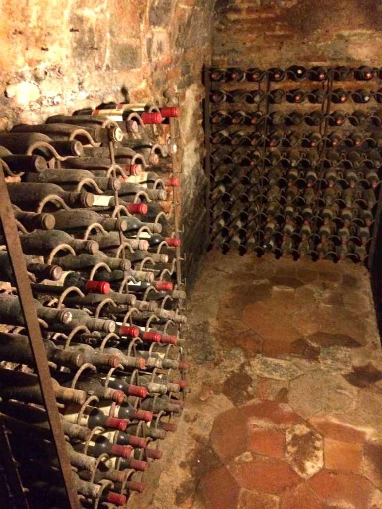 botellas empolvadas de la bodega de Casa Botín