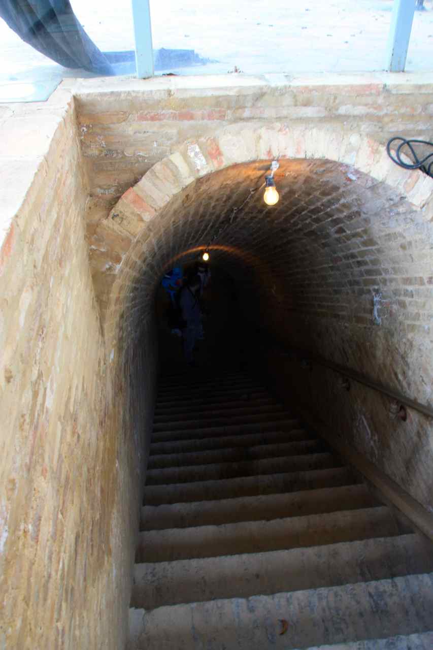 Entrada al refugio antiaéreo de la Guerra Civil