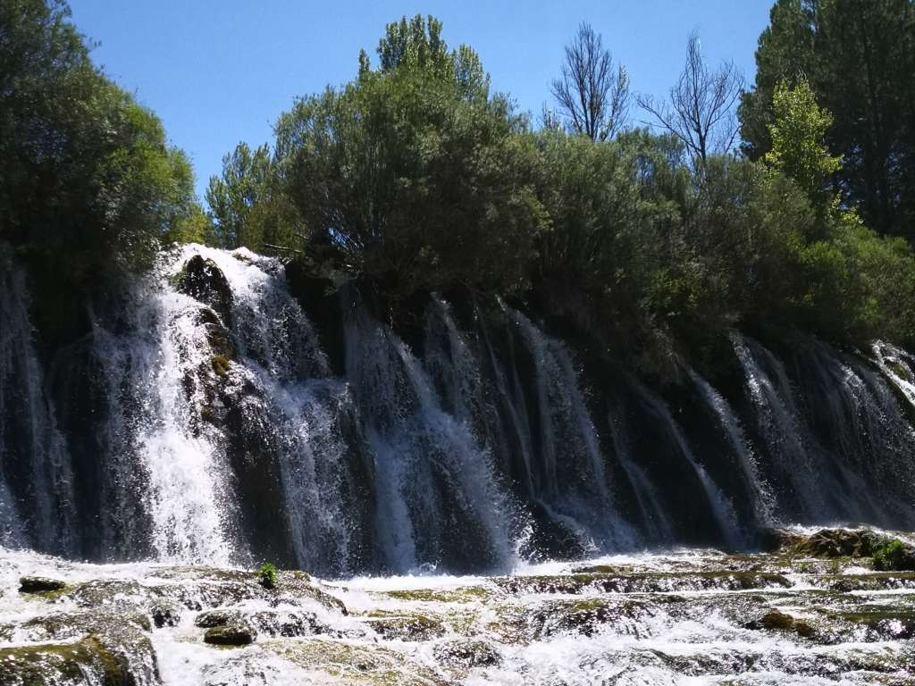 Cascada de El Molino desde dentro del agua