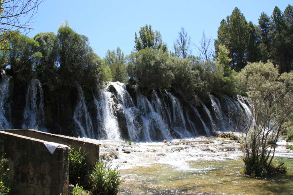 Cascada de El Molino con pequeño hombre en el medio