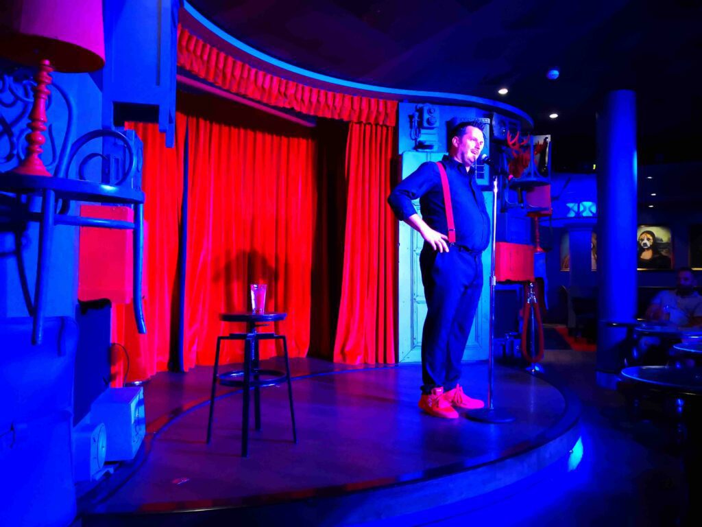 Roberto Vara en su show de humor en el symphony of the seas the royal caribbean Roberto Vara en su show de humor en el symphony of the seas the royal caribbean