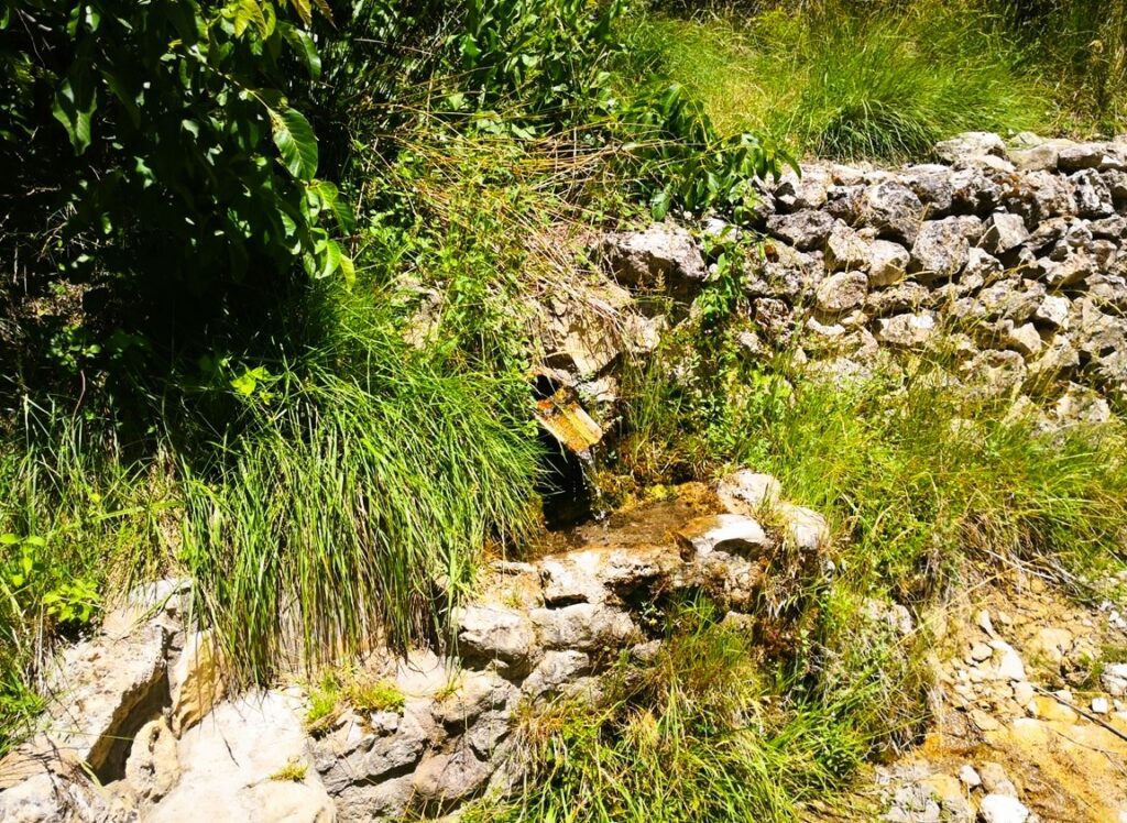 Fuente de Las Canalejas cerca de Peralejos de las Truchas Fuente de Las Canalejas cerca de Peralejos de las Truchas